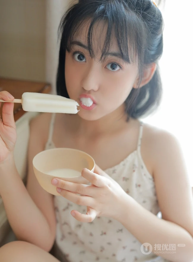 爱吃零食的短裤长腿少女少女气质个人写真图片