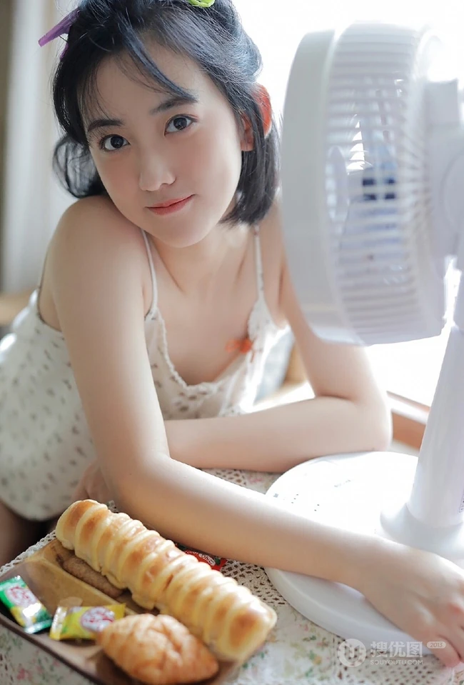 爱吃零食的短裤长腿少女少女气质个人写真图片