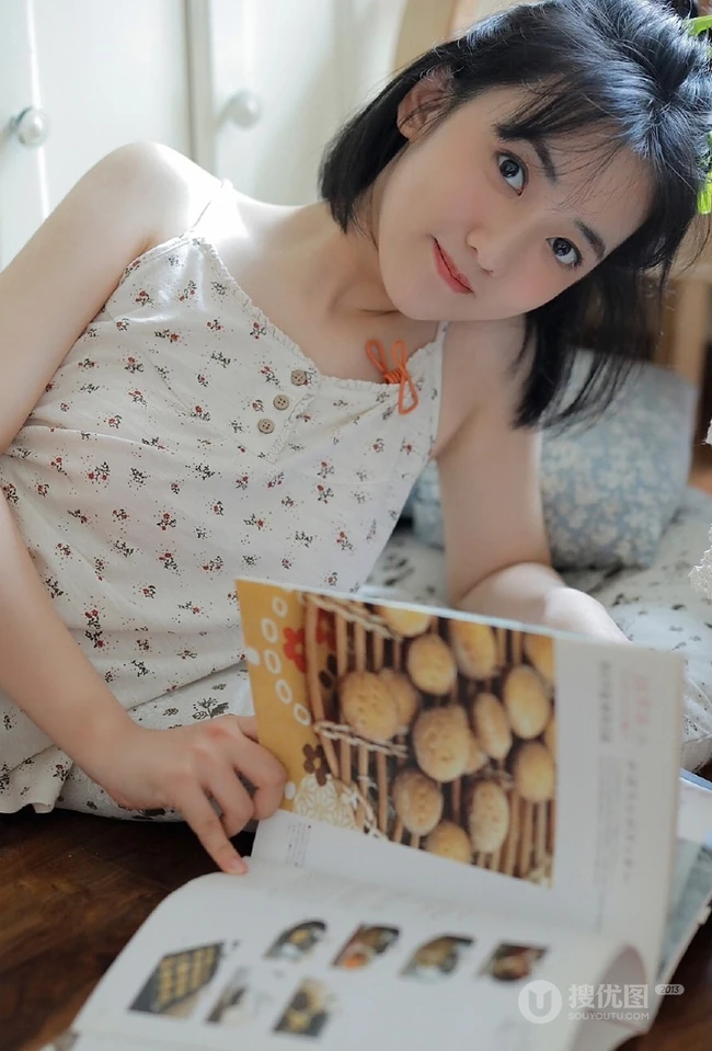 爱吃零食的短裤长腿少女少女气质个人写真图片