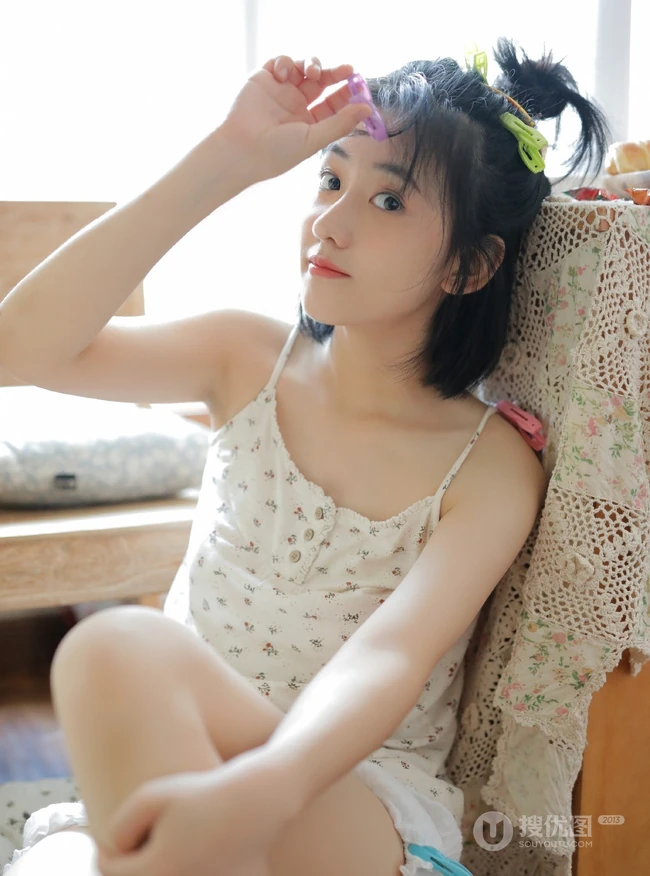 爱吃零食的短裤长腿少女少女气质个人写真图片