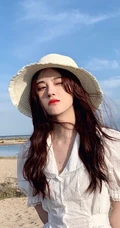 女生鞠婧祎一袭白裙装扮海边沙滩游玩写真照片
