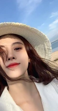女生鞠婧祎一袭白裙装扮海边沙滩游玩写真照片