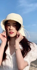 女生鞠婧祎一袭白裙装扮海边沙滩游玩写真照片