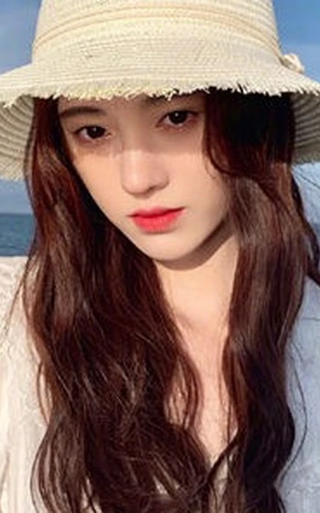 女生鞠婧祎一袭白裙装扮海边沙滩游玩写真照片
