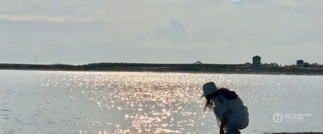 女生鞠婧祎一袭白裙装扮海边沙滩游玩写真照片