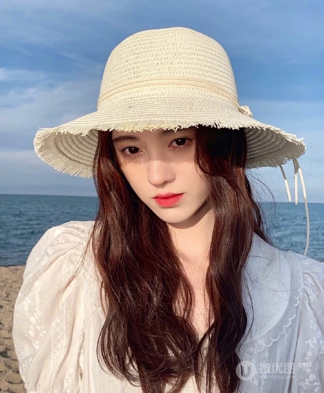 女生鞠婧祎一袭白裙装扮海边沙滩游玩写真照片