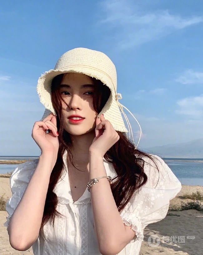 女生鞠婧祎一袭白裙装扮海边沙滩游玩写真照片