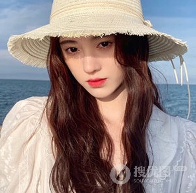 女生鞠婧祎一袭白裙装扮海边沙滩游玩写真照片