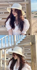 女生鞠婧祎一袭白裙装扮海边沙滩游玩写真照片