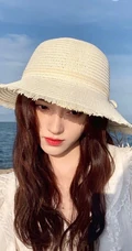 女生鞠婧祎一袭白裙装扮海边沙滩游玩写真照片