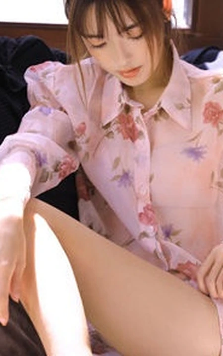 女生校花张鹤怡气质透明碎花衬衫室内气质写真