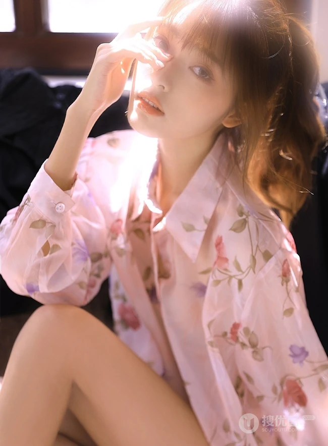 女生校花张鹤怡气质透明碎花衬衫室内气质写真