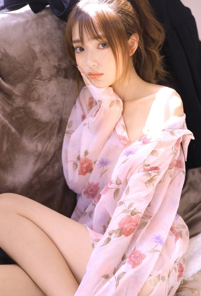 女生校花张鹤怡气质透明碎花衬衫室内气质写真