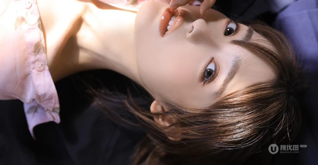 女生校花张鹤怡气质透明碎花衬衫室内气质写真