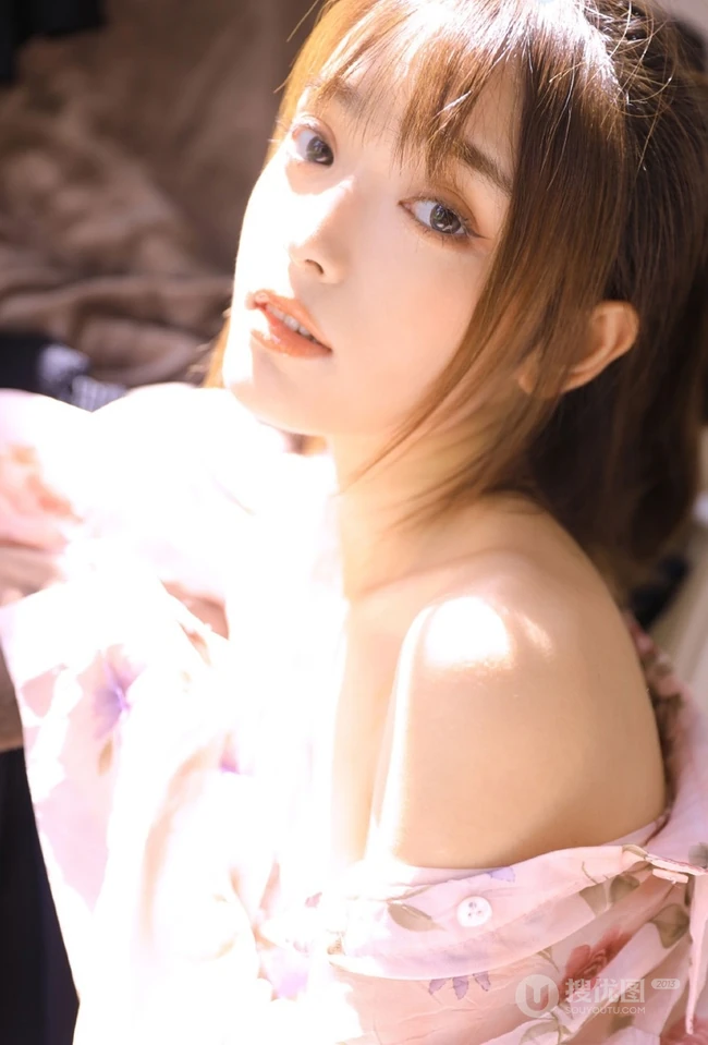 女生校花张鹤怡气质透明碎花衬衫室内气质写真