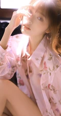 女生校花张鹤怡气质透明碎花衬衫室内气质写真