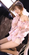 女生校花张鹤怡气质透明碎花衬衫室内气质写真