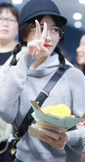 女明星白鹿机场路人拍可爱图片，各种拍照手势随时出现