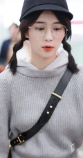 女明星白鹿机场路人拍可爱图片，各种拍照手势随时出现