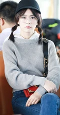 女明星白鹿机场路人拍可爱图片，各种拍照手势随时出现