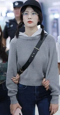 女明星白鹿机场路人拍可爱图片，各种拍照手势随时出现