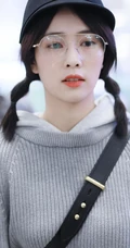 女明星白鹿机场路人拍可爱图片，各种拍照手势随时出现