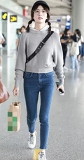 女明星白鹿机场路人拍可爱图片，各种拍照手势随时出现