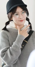 女明星白鹿机场路人拍可爱图片，各种拍照手势随时出现