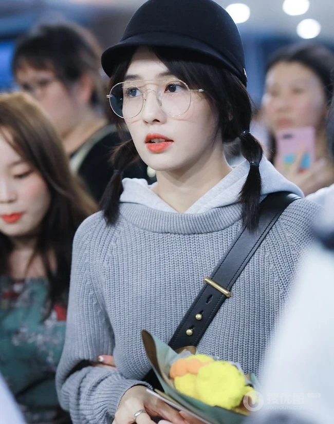 女明星白鹿机场路人拍可爱图片，各种拍照手势随时出现