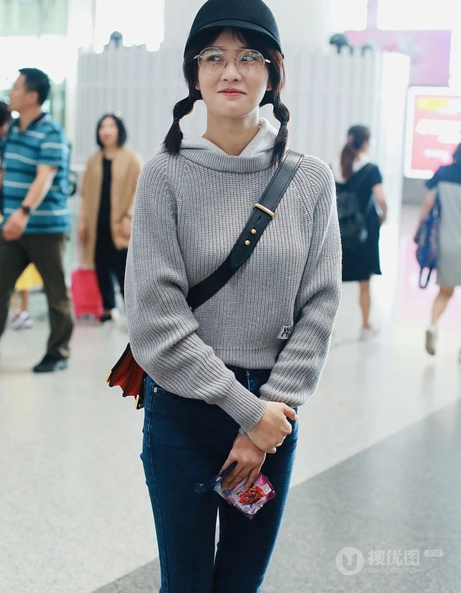 女明星白鹿机场路人拍可爱图片，各种拍照手势随时出现