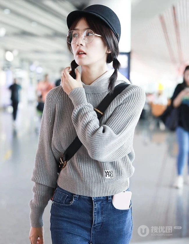 女明星白鹿机场路人拍可爱图片，各种拍照手势随时出现