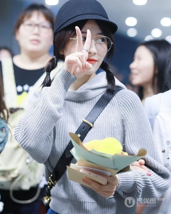 女明星白鹿机场路人拍可爱图片，各种拍照手势随时出现
