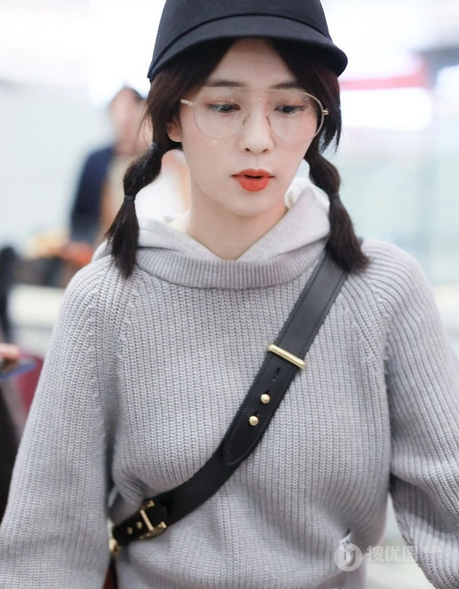 女明星白鹿机场路人拍可爱图片，各种拍照手势随时出现