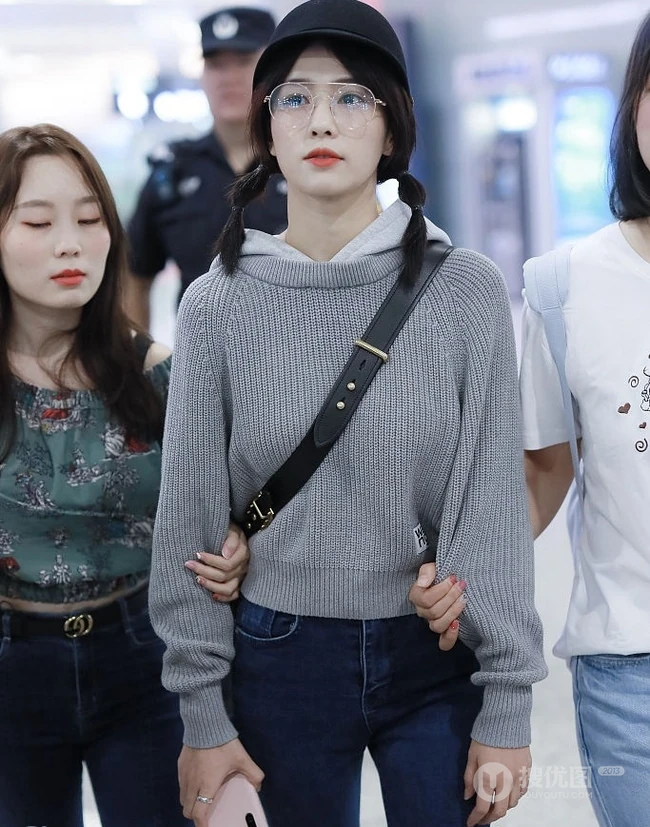 女明星白鹿机场路人拍可爱图片，各种拍照手势随时出现