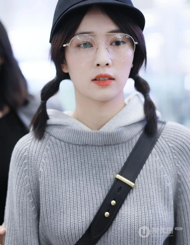 女明星白鹿机场路人拍可爱图片，各种拍照手势随时出现
