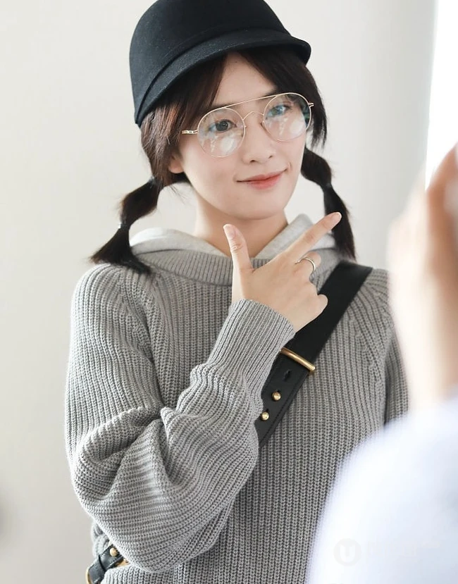 女明星白鹿机场路人拍可爱图片，各种拍照手势随时出现