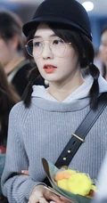 女明星白鹿机场路人拍可爱图片，各种拍照手势随时出现