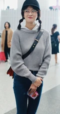 女明星白鹿机场路人拍可爱图片，各种拍照手势随时出现