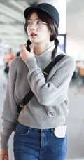 女明星白鹿机场路人拍可爱图片，各种拍照手势随时出现