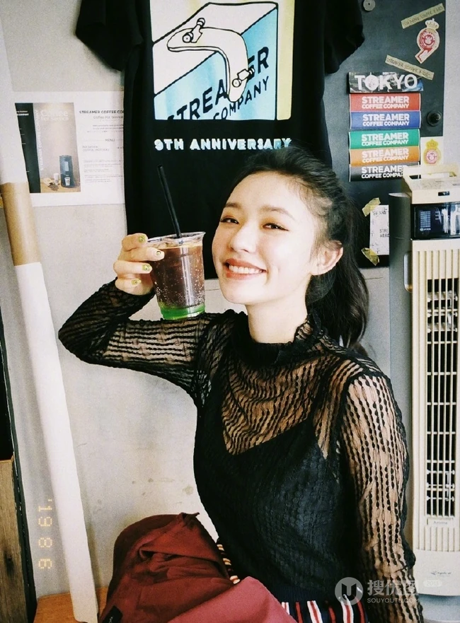 林允微博晒复古怀旧色系唯美照片，饮料小店踌蹴流连
