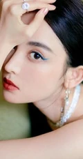 古力娜扎包臀连衣裙气质高清写真，白皙皮肤清晰可见