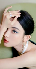 古力娜扎包臀连衣裙气质高清写真，白皙皮肤清晰可见