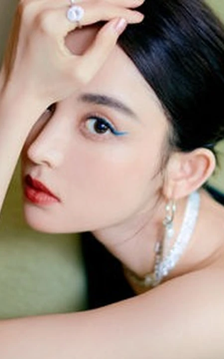 古力娜扎包臀连衣裙气质高清写真，白皙皮肤清晰可见