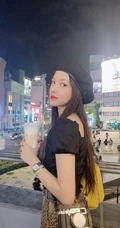 女生程潇街拍美图、生活照片，怀抱超大绒布玩具童心未泯