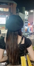 女生程潇街拍美图、生活照片，怀抱超大绒布玩具童心未泯