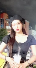 女生程潇街拍美图、生活照片，怀抱超大绒布玩具童心未泯