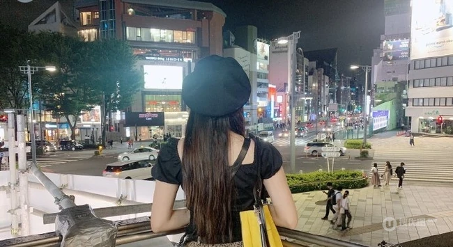 女生程潇街拍美图、生活照片，怀抱超大绒布玩具童心未泯