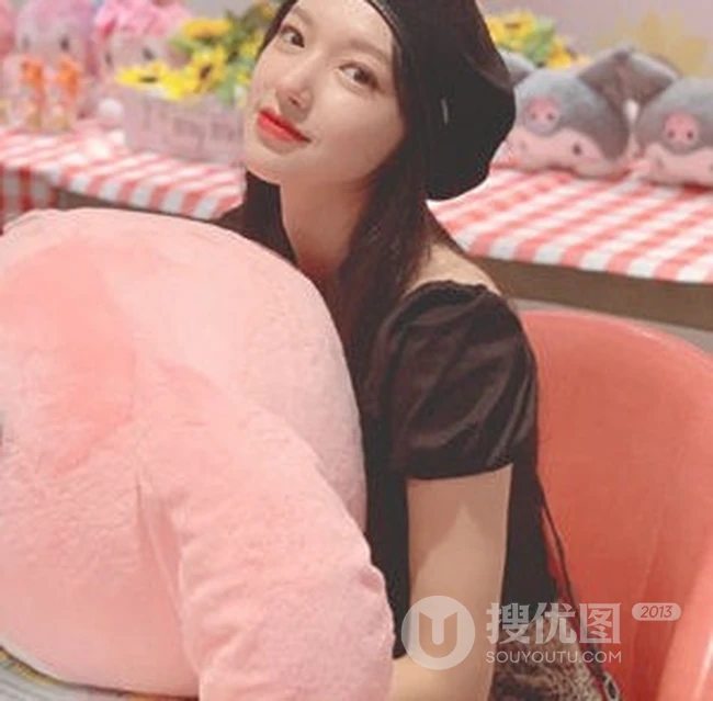女生程潇街拍美图、生活照片，怀抱超大绒布玩具童心未泯
