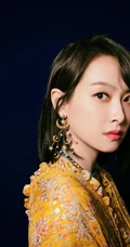 女生宋茜米黄褶皱连衣裙娇俏妩媚高清写真图片