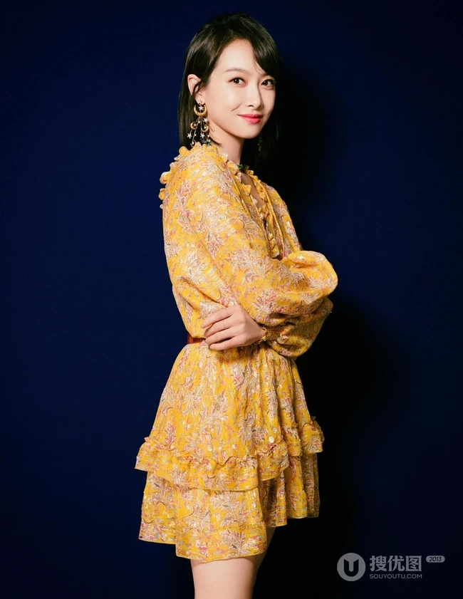 女生宋茜米黄褶皱连衣裙娇俏妩媚高清写真图片